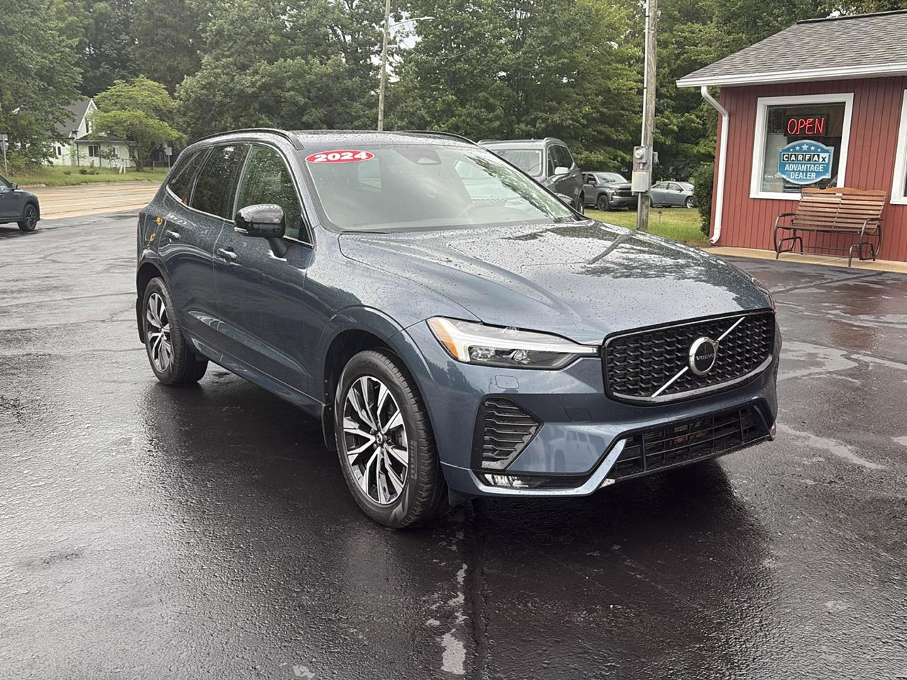 Volvo XC60 B5 AWD Core Dark Theme 2024