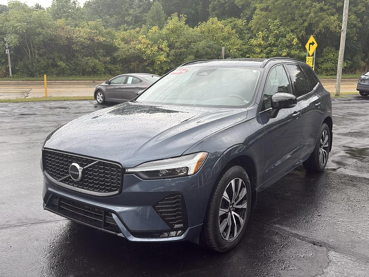 Volvo XC60 B5 AWD Core Dark Theme 2024