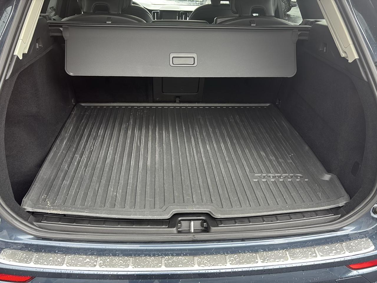 Volvo XC60 B5 AWD Core Dark Theme 2024