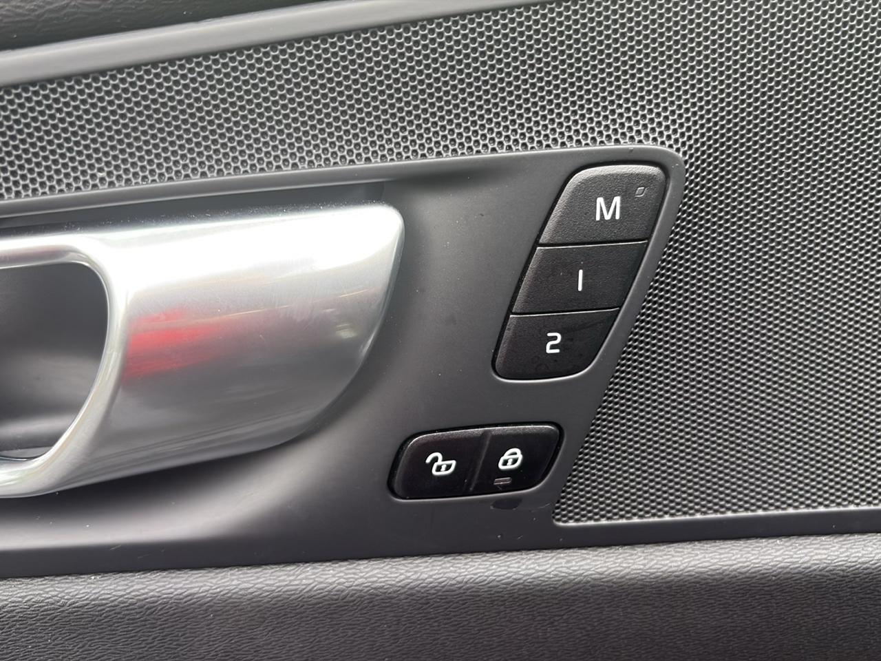 Volvo XC60 B5 AWD Core Dark Theme 2024