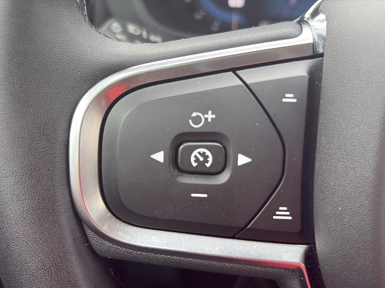 Volvo XC60 B5 AWD Core Dark Theme 2024