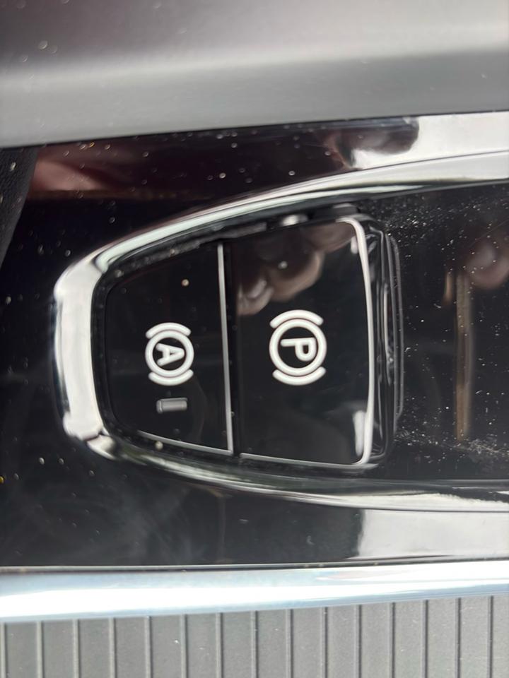 Volvo XC60 B5 AWD Core Dark Theme 2024