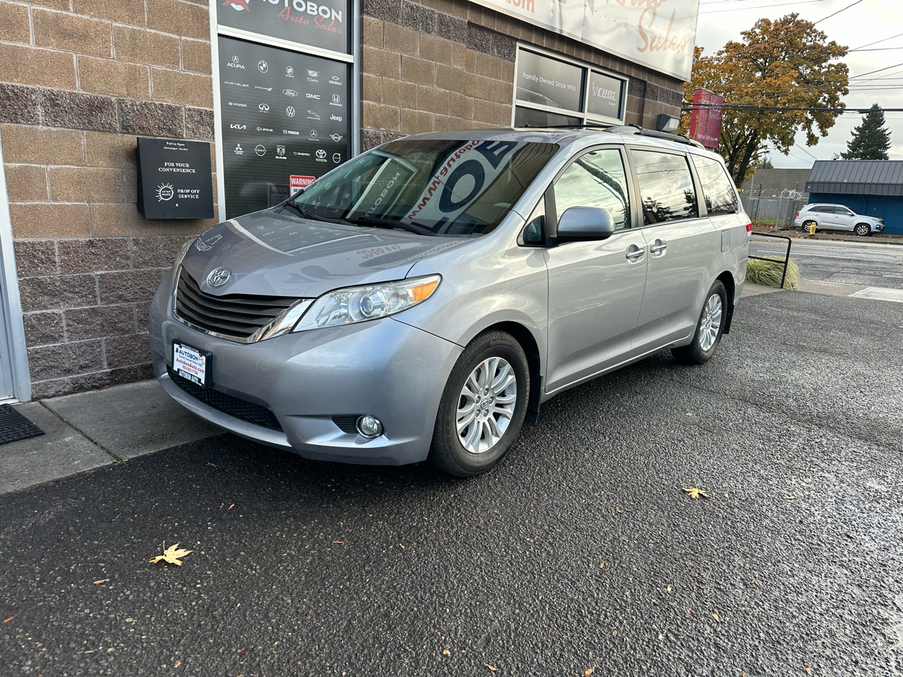 Toyota Sienna 5dr 7-Pass Van V6 XLE AAS FWD (Natl) 2012 Toyota Sienna 5dr 7-Pass Van V6 XLE AAS FWD (Natl) 2012