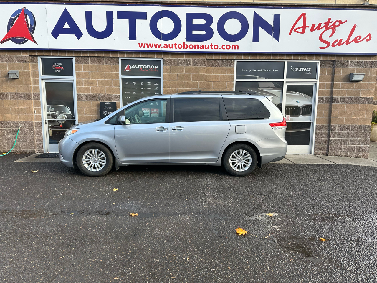 Toyota Sienna 5dr 7-Pass Van V6 XLE AAS FWD (Natl) 2012 Toyota Sienna 5dr 7-Pass Van V6 XLE AAS FWD (Natl) 2012