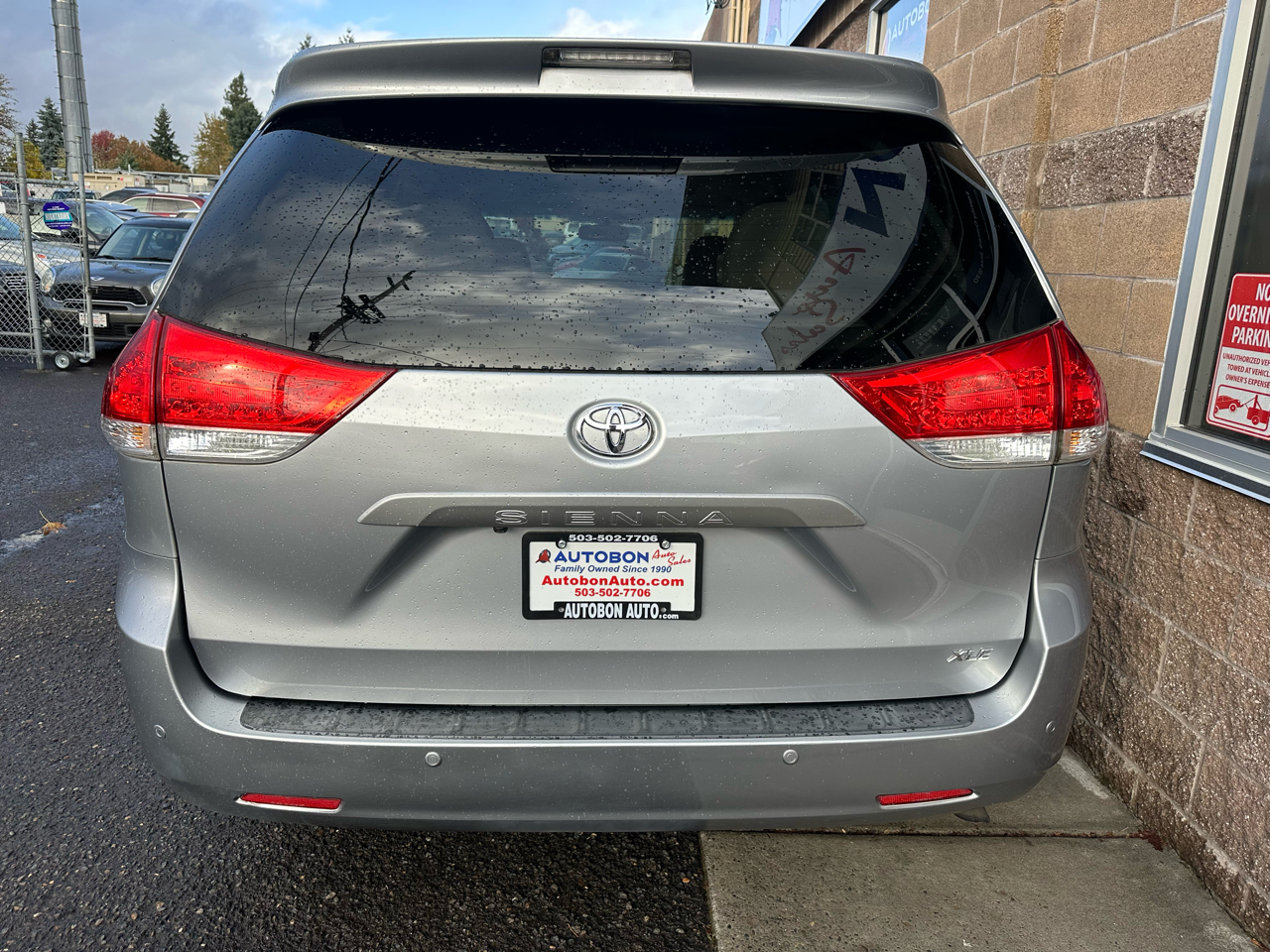 Toyota Sienna 5dr 7-Pass Van V6 XLE AAS FWD (Natl) 2012 Toyota Sienna 5dr 7-Pass Van V6 XLE AAS FWD (Natl) 2012