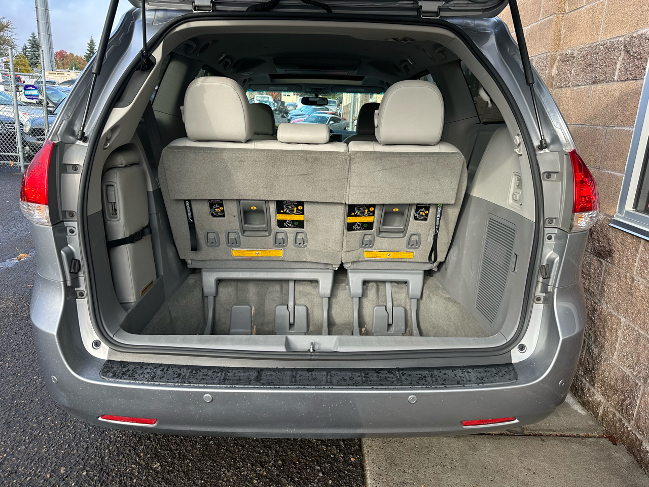 Toyota Sienna 5dr 7-Pass Van V6 XLE AAS FWD (Natl) 2012 Toyota Sienna 5dr 7-Pass Van V6 XLE AAS FWD (Natl) 2012