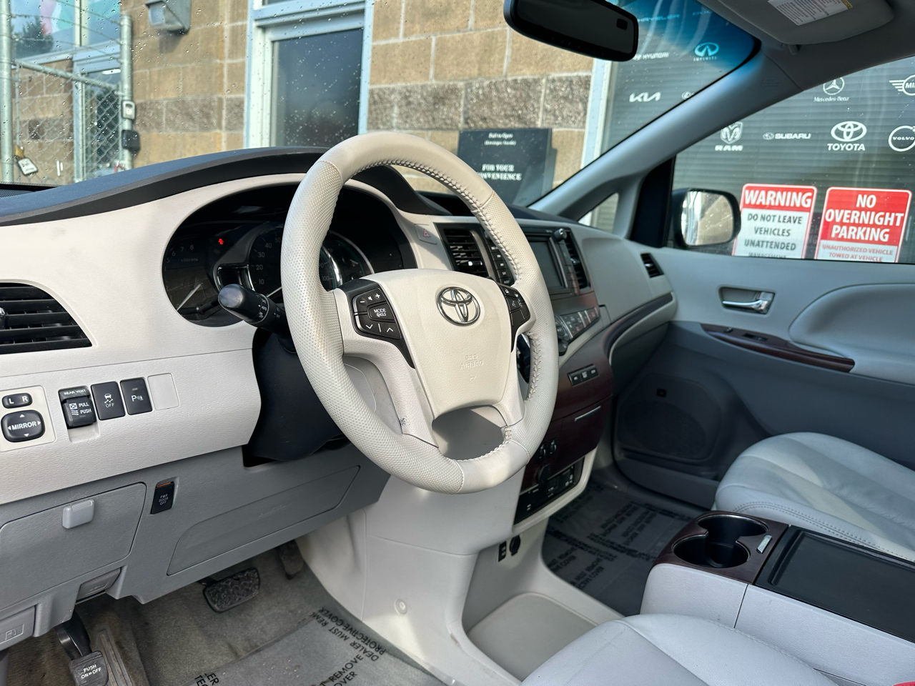 Toyota Sienna 5dr 7-Pass Van V6 XLE AAS FWD (Natl) 2012 Toyota Sienna 5dr 7-Pass Van V6 XLE AAS FWD (Natl) 2012