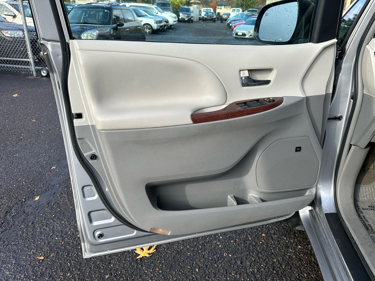 Toyota Sienna 5dr 7-Pass Van V6 XLE AAS FWD (Natl) 2012 Toyota Sienna 5dr 7-Pass Van V6 XLE AAS FWD (Natl) 2012