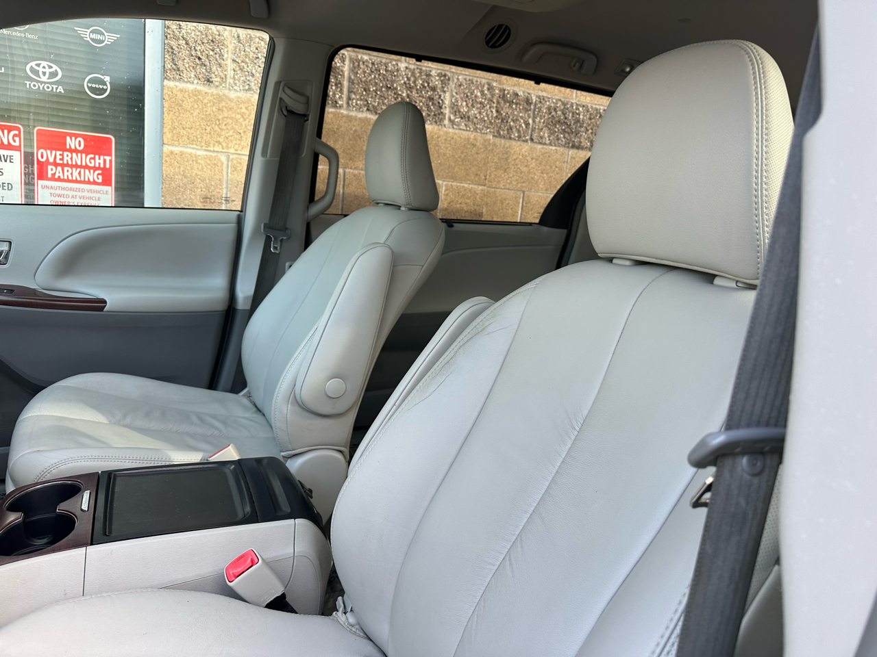 Toyota Sienna 5dr 7-Pass Van V6 XLE AAS FWD (Natl) 2012 Toyota Sienna 5dr 7-Pass Van V6 XLE AAS FWD (Natl) 2012