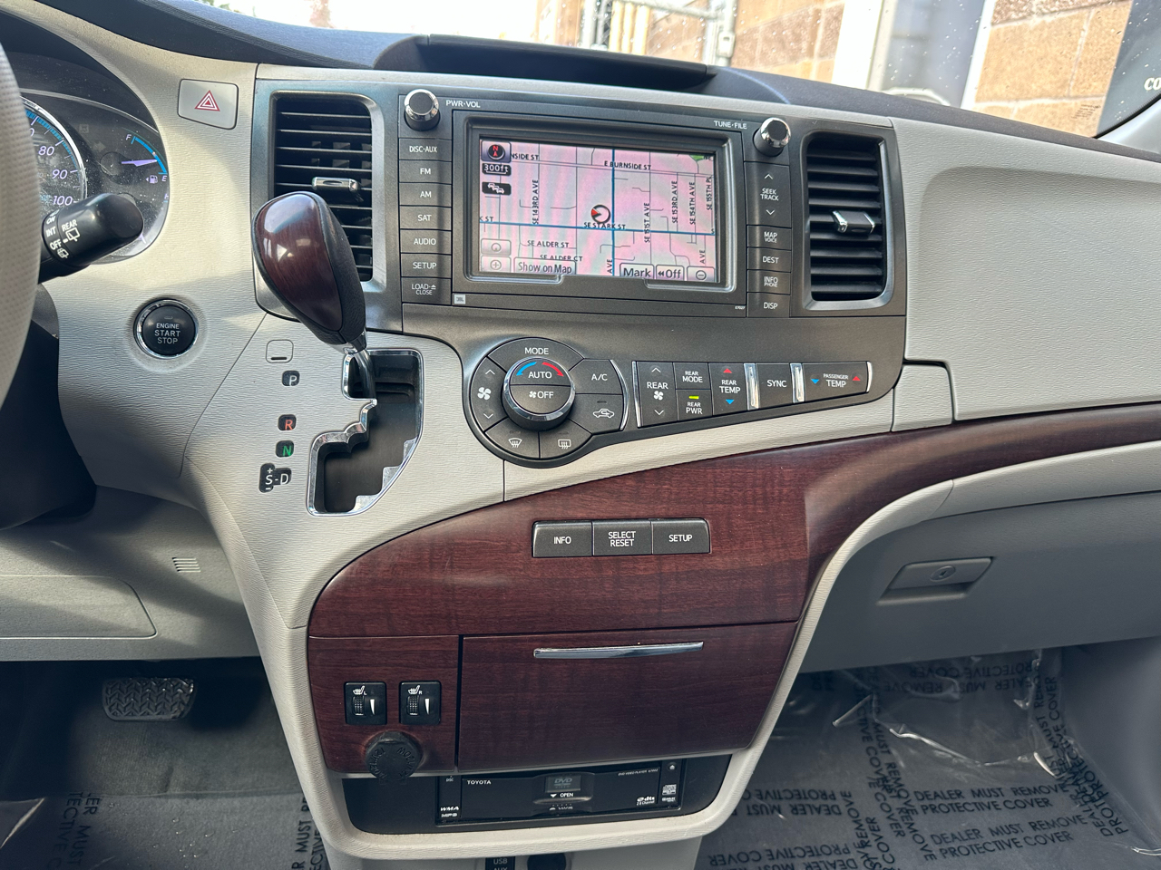 Toyota Sienna 5dr 7-Pass Van V6 XLE AAS FWD (Natl) 2012 Toyota Sienna 5dr 7-Pass Van V6 XLE AAS FWD (Natl) 2012