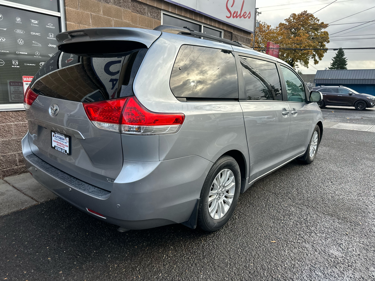 Toyota Sienna 5dr 7-Pass Van V6 XLE AAS FWD (Natl) 2012 Toyota Sienna 5dr 7-Pass Van V6 XLE AAS FWD (Natl) 2012