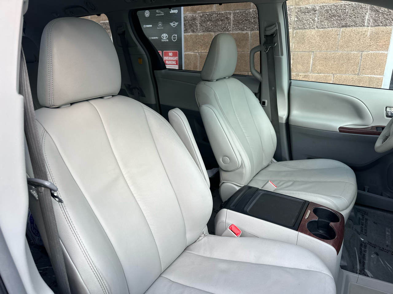 Toyota Sienna 5dr 7-Pass Van V6 XLE AAS FWD (Natl) 2012 Toyota Sienna 5dr 7-Pass Van V6 XLE AAS FWD (Natl) 2012