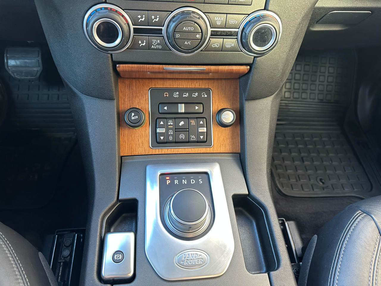 Land Rover LR4 4WD 4dr LUX 2015