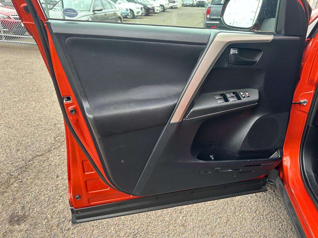 Toyota RAV4 AWD 4dr LE (Natl) 2015