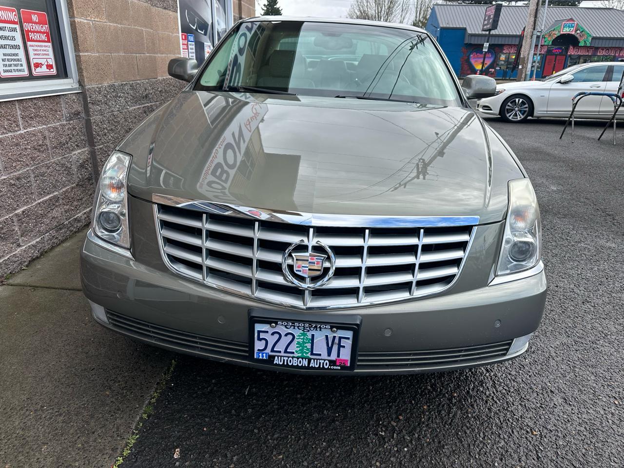 Cadillac DTS 4dr Sdn Luxury Collection 2011