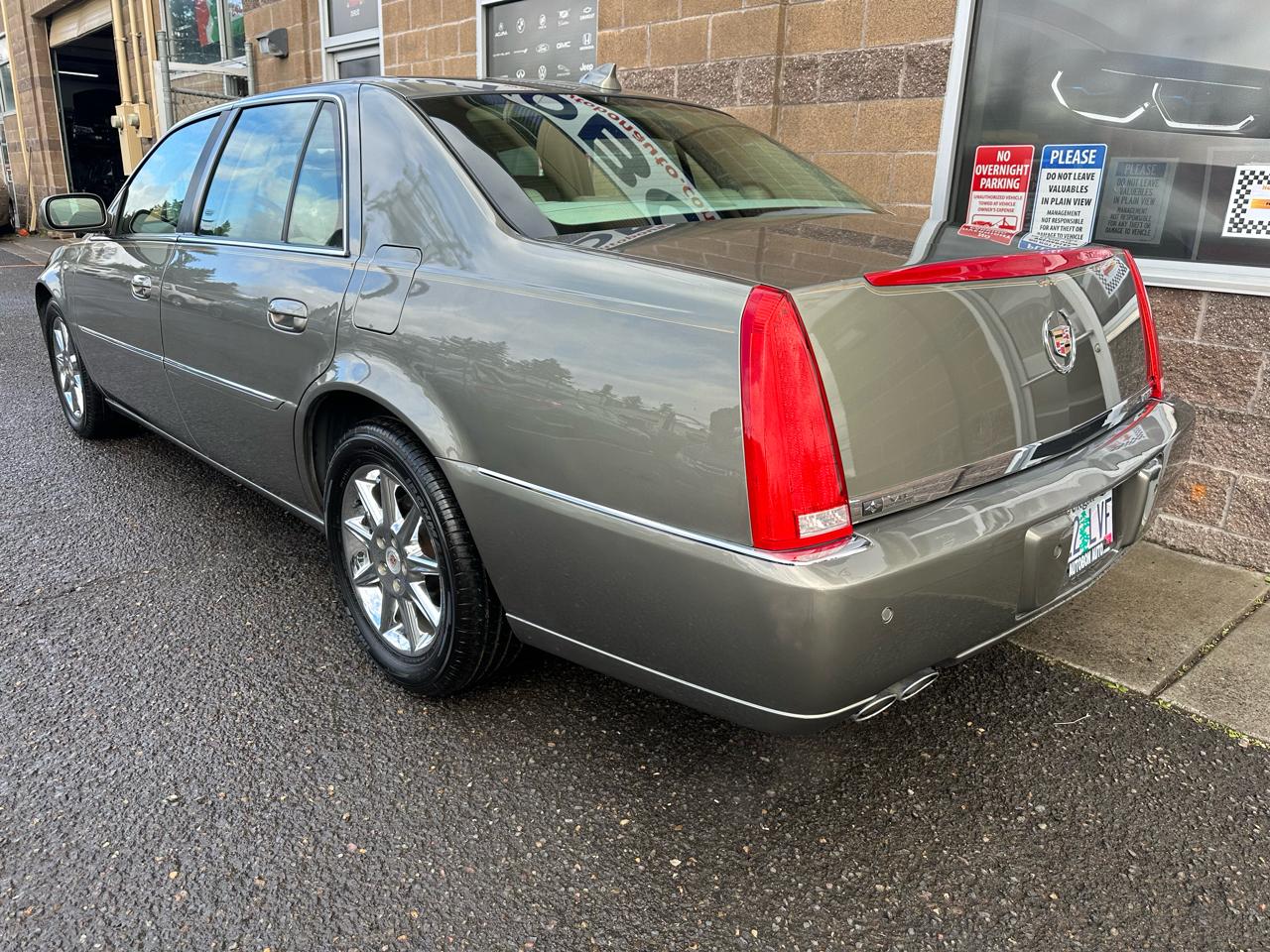 Cadillac DTS 4dr Sdn Luxury Collection 2011