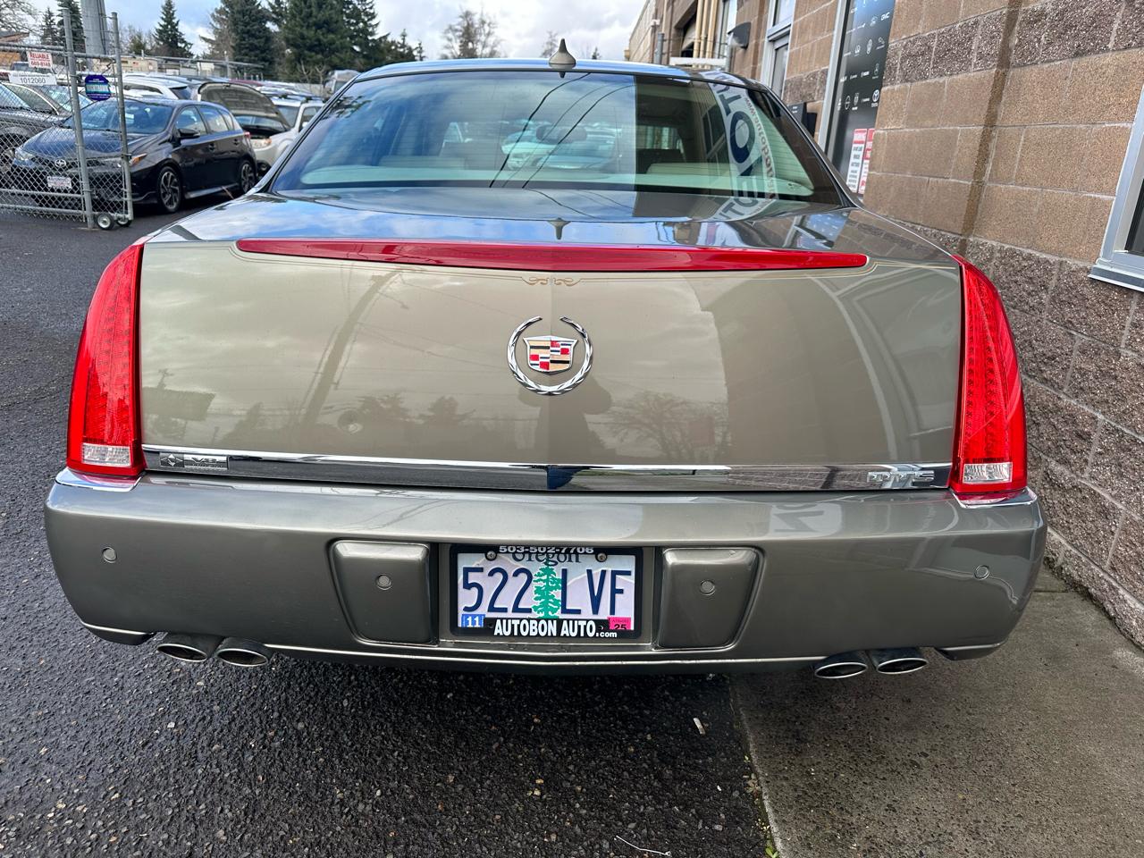 Cadillac DTS 4dr Sdn Luxury Collection 2011