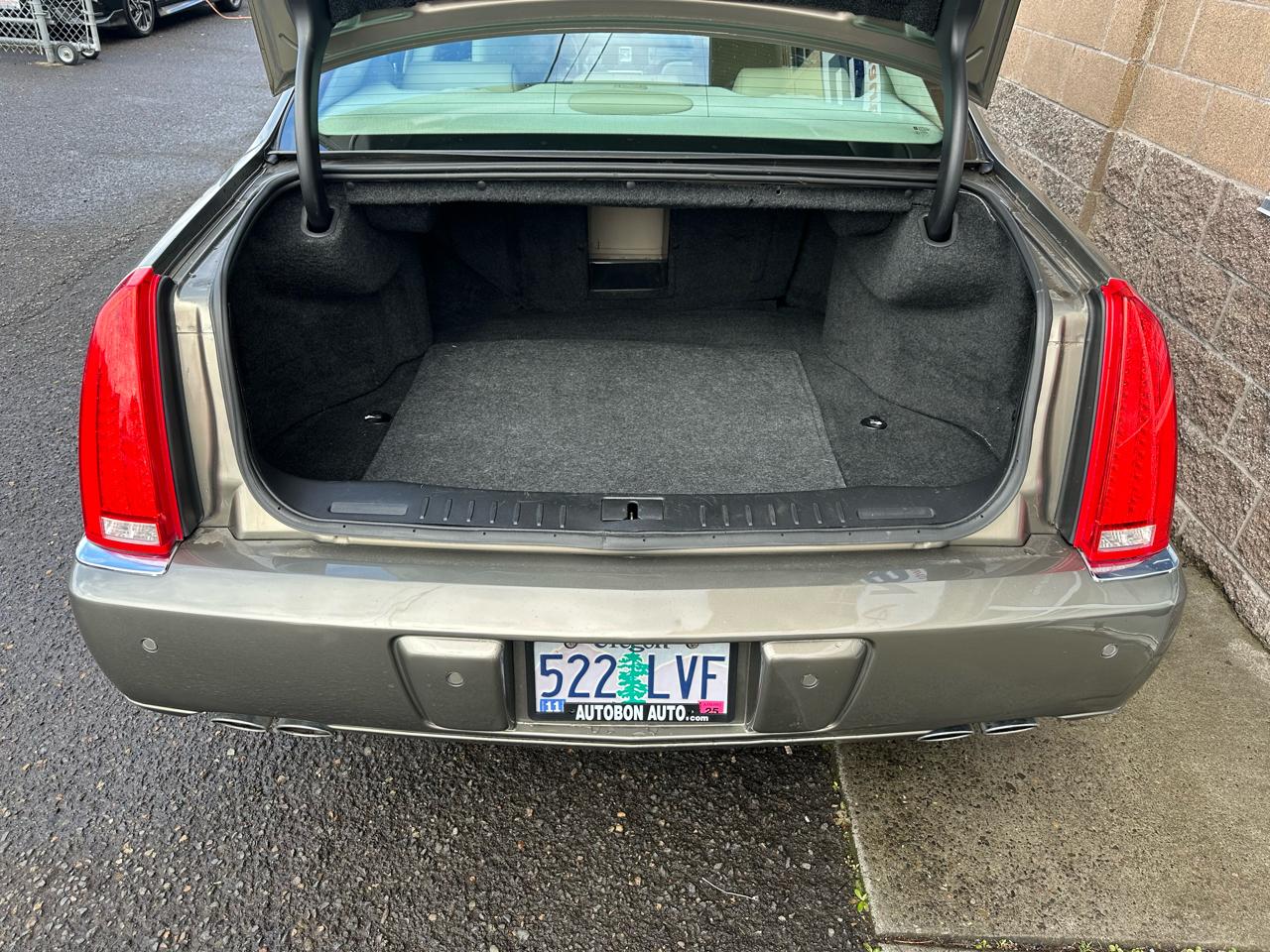 Cadillac DTS 4dr Sdn Luxury Collection 2011