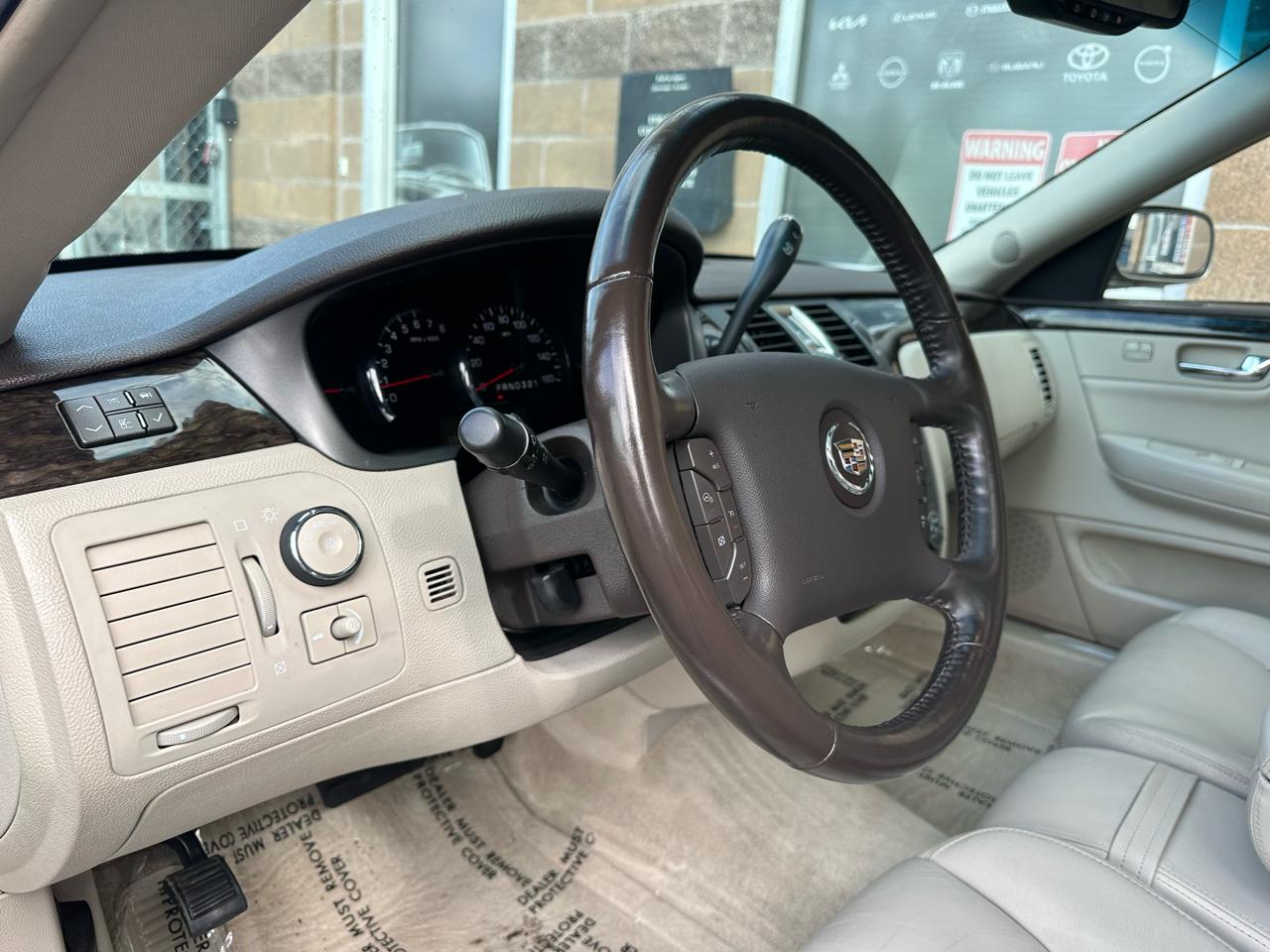 Cadillac DTS 4dr Sdn Luxury Collection 2011