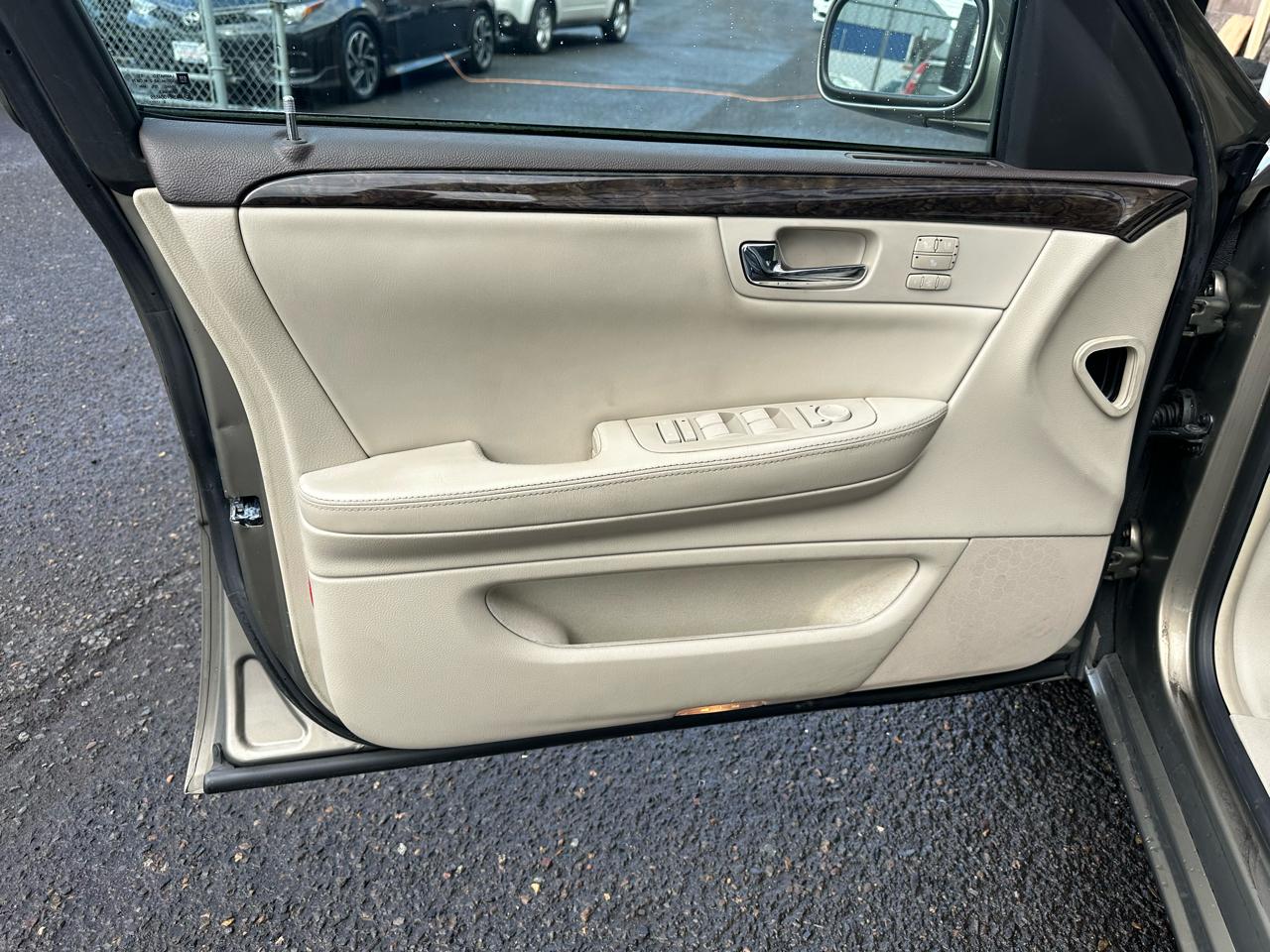 Cadillac DTS 4dr Sdn Luxury Collection 2011