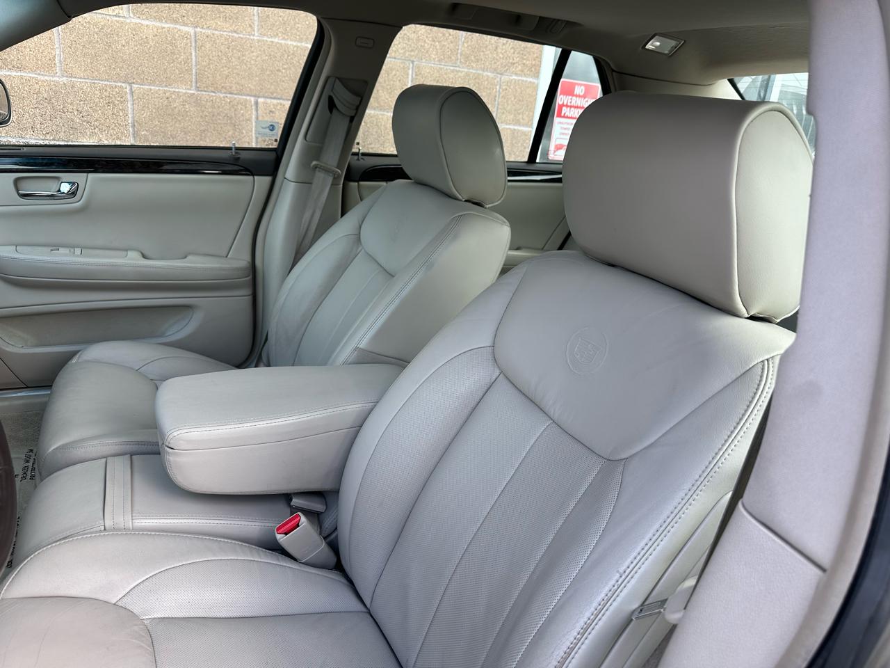 Cadillac DTS 4dr Sdn Luxury Collection 2011