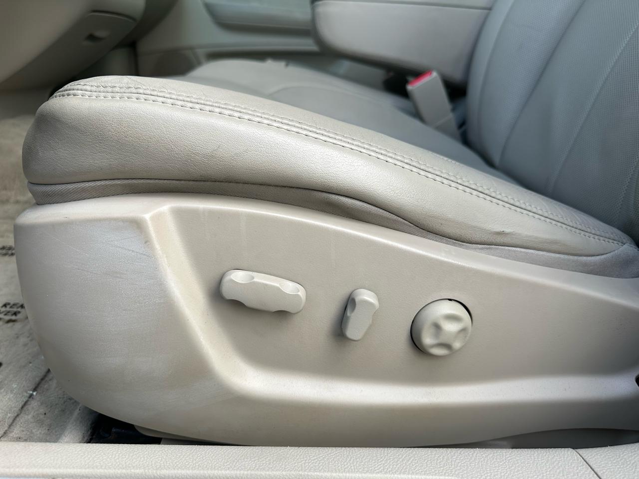 Cadillac DTS 4dr Sdn Luxury Collection 2011