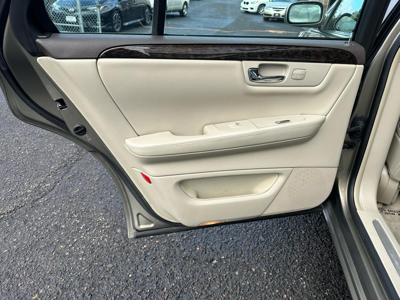 Cadillac DTS 4dr Sdn Luxury Collection 2011