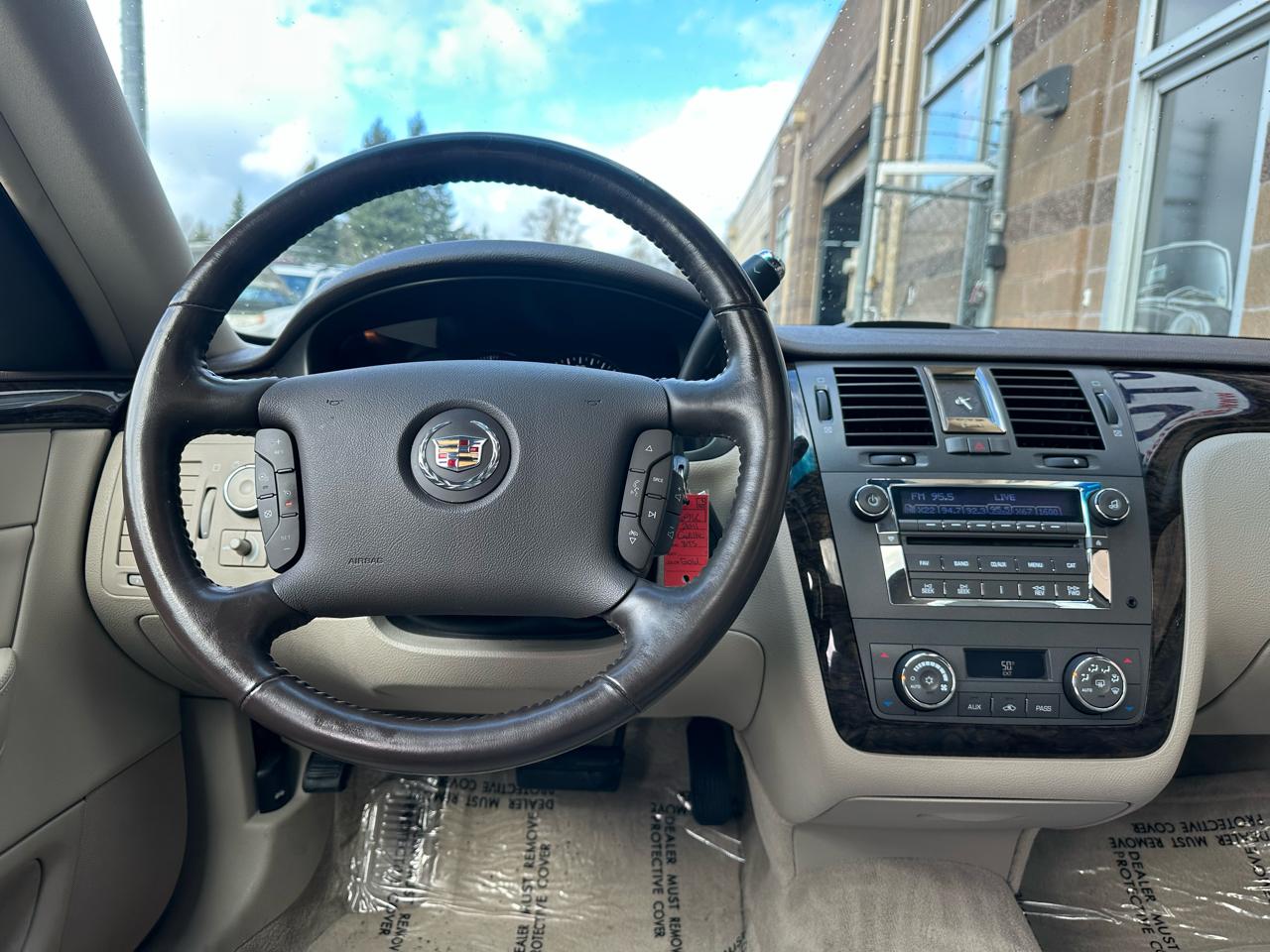 Cadillac DTS 4dr Sdn Luxury Collection 2011