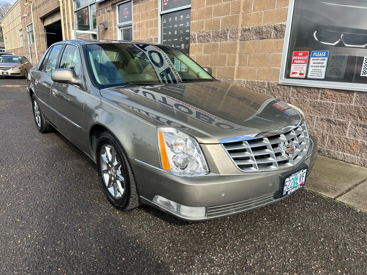 Cadillac DTS 4dr Sdn Luxury Collection 2011