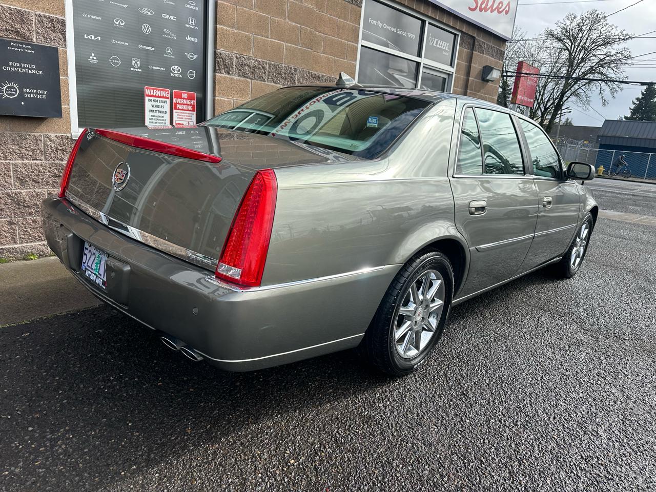 Cadillac DTS 4dr Sdn Luxury Collection 2011