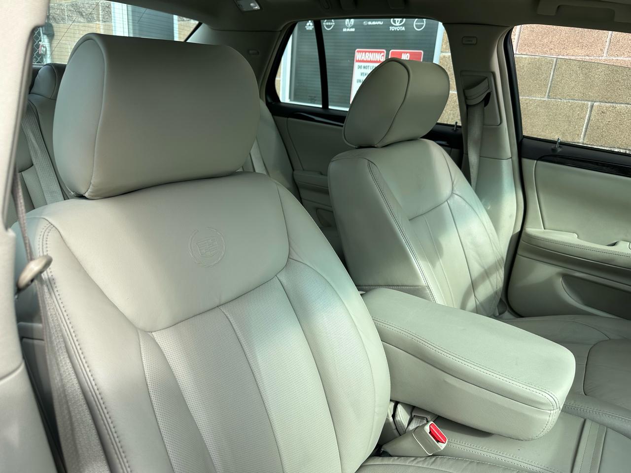 Cadillac DTS 4dr Sdn Luxury Collection 2011