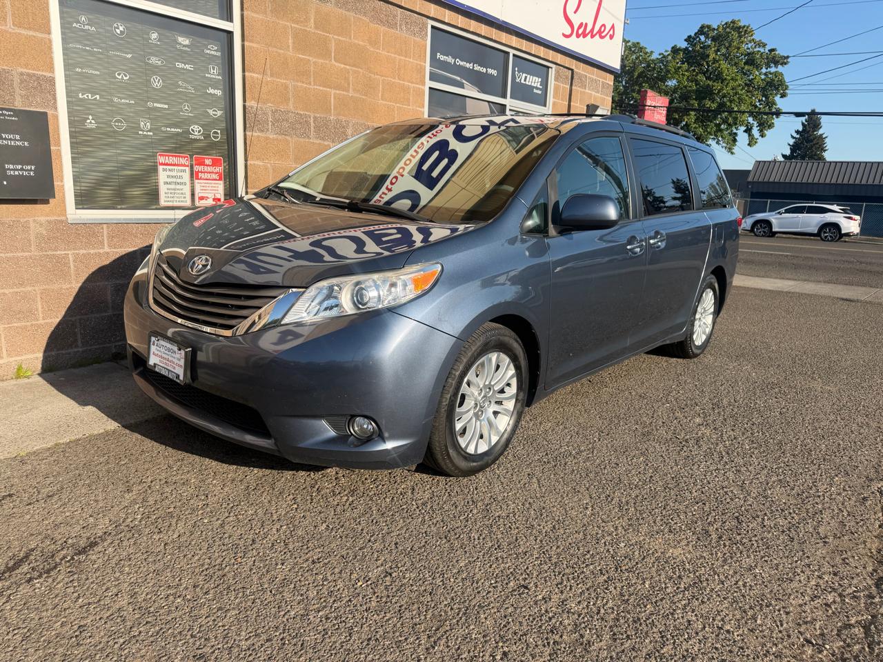 Toyota Sienna 5dr 7-Pass Van V6 XLE AAS FWD (Natl) 2014
