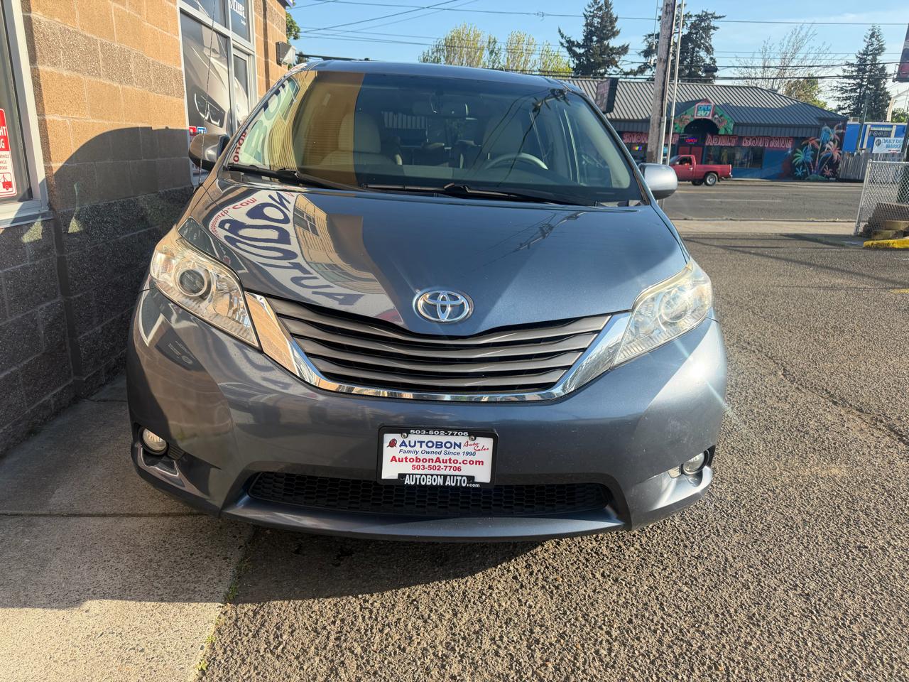 Toyota Sienna 5dr 7-Pass Van V6 XLE AAS FWD (Natl) 2014