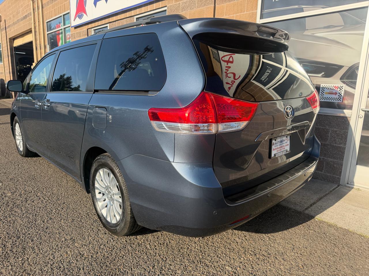 Toyota Sienna 5dr 7-Pass Van V6 XLE AAS FWD (Natl) 2014