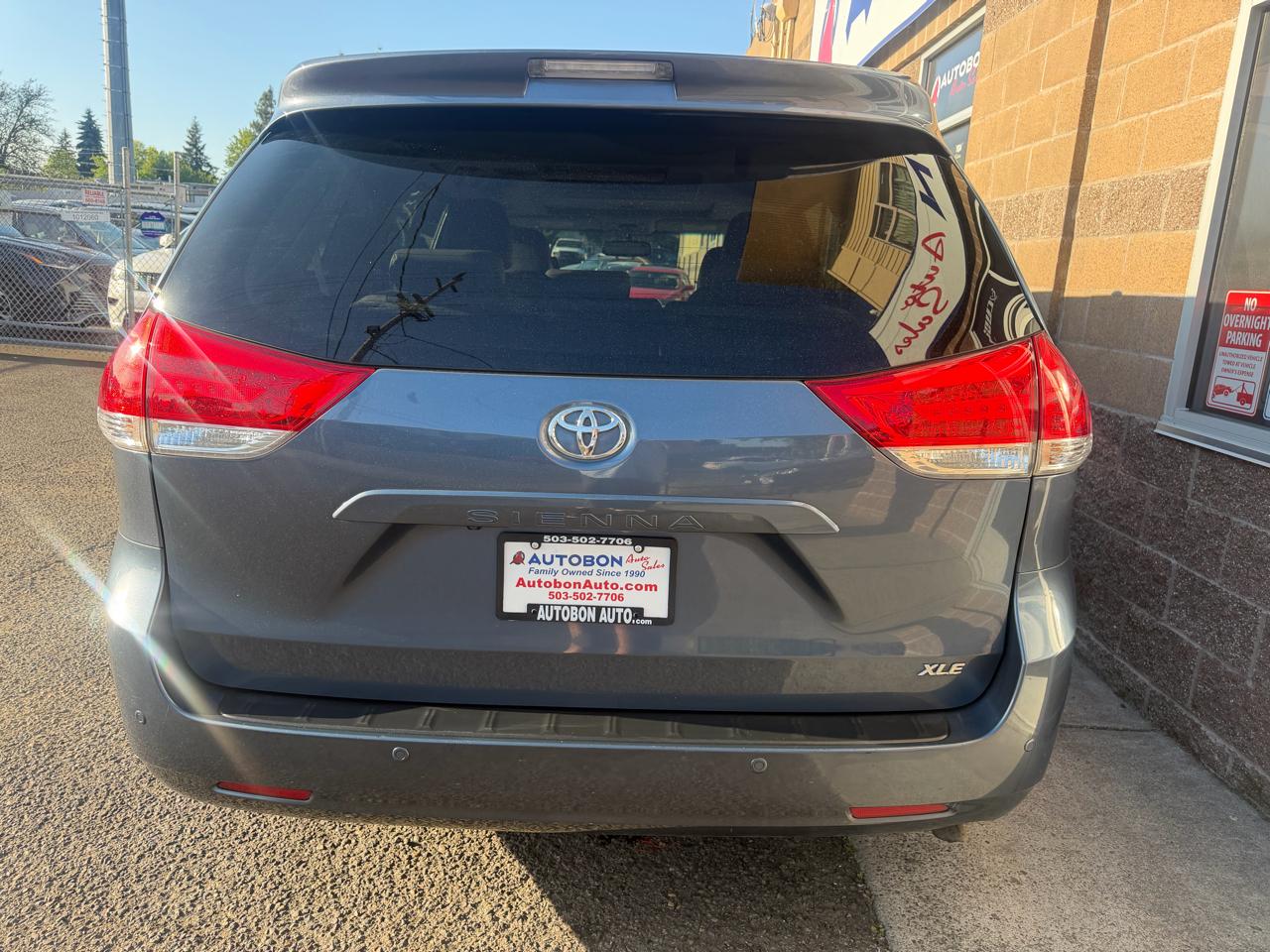 Toyota Sienna 5dr 7-Pass Van V6 XLE AAS FWD (Natl) 2014