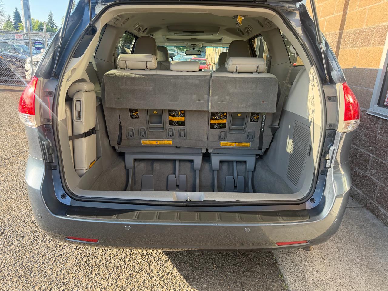 Toyota Sienna 5dr 7-Pass Van V6 XLE AAS FWD (Natl) 2014