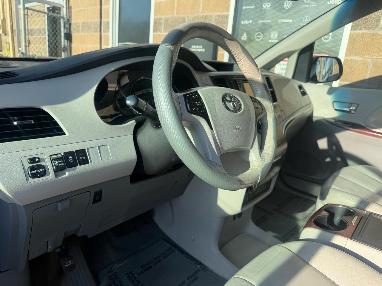 Toyota Sienna 5dr 7-Pass Van V6 XLE AAS FWD (Natl) 2014