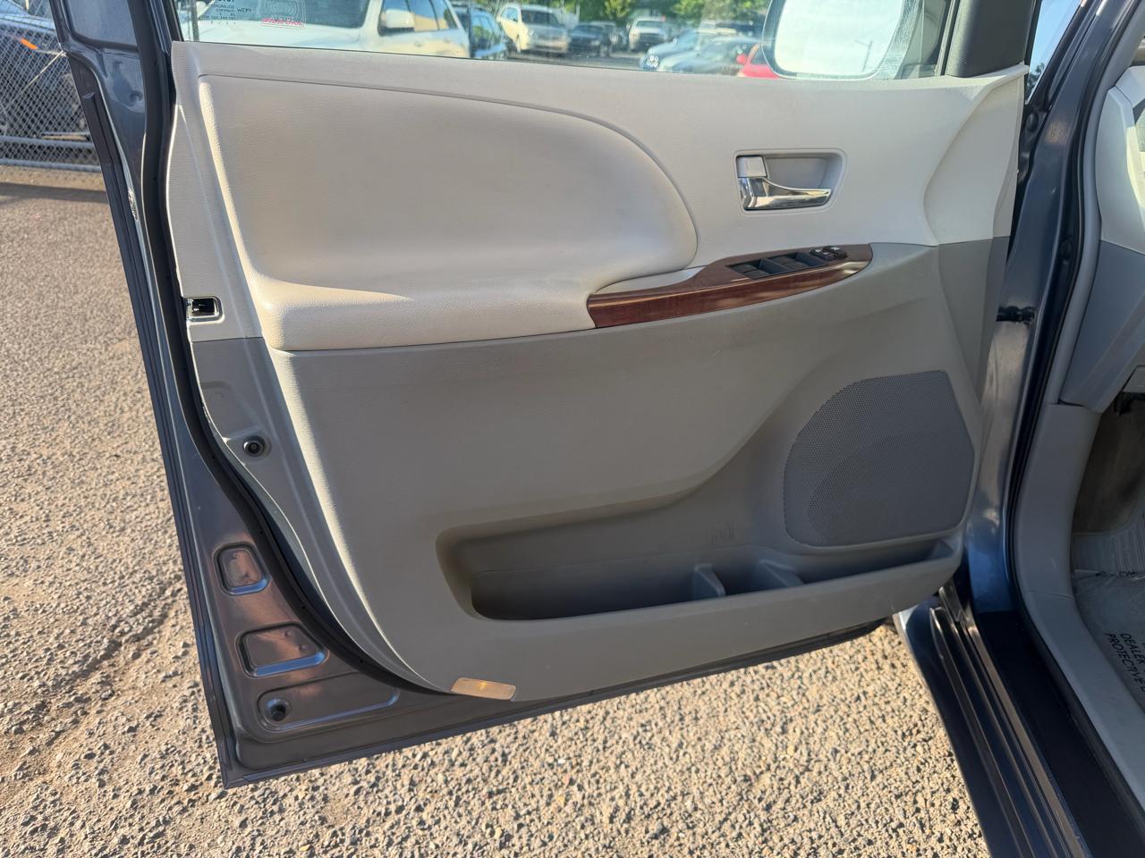 Toyota Sienna 5dr 7-Pass Van V6 XLE AAS FWD (Natl) 2014