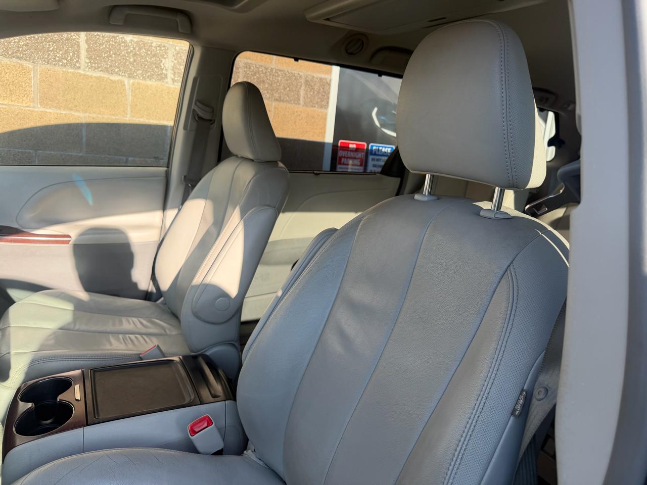 Toyota Sienna 5dr 7-Pass Van V6 XLE AAS FWD (Natl) 2014
