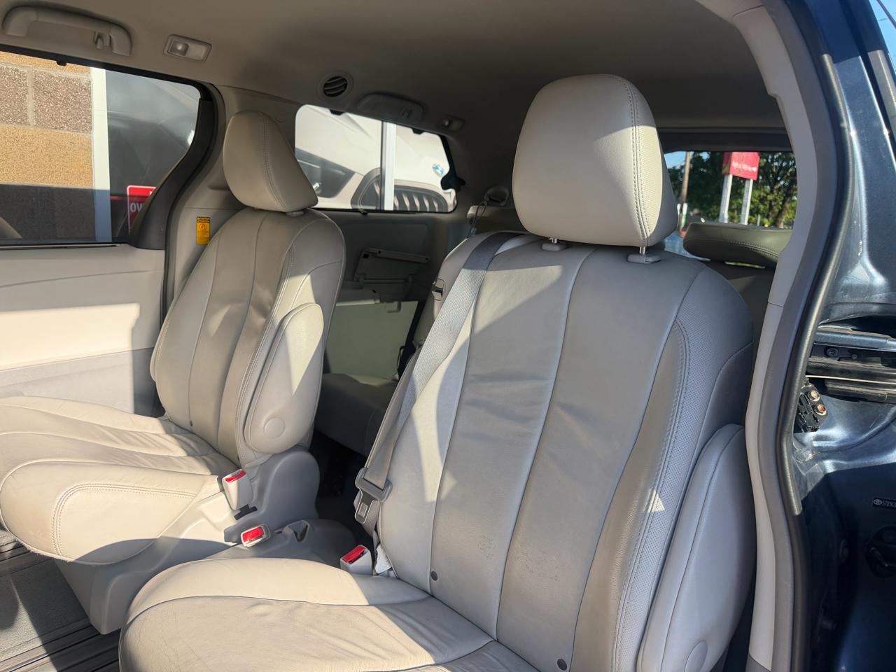 Toyota Sienna 5dr 7-Pass Van V6 XLE AAS FWD (Natl) 2014