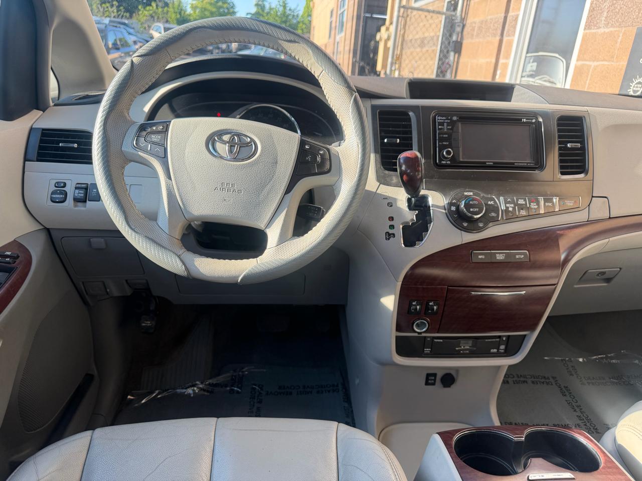 Toyota Sienna 5dr 7-Pass Van V6 XLE AAS FWD (Natl) 2014