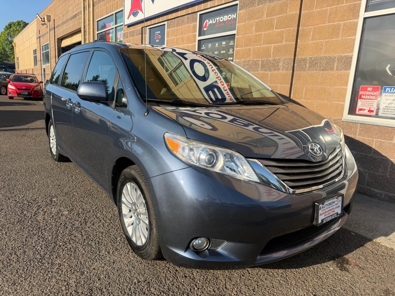 Toyota Sienna 5dr 7-Pass Van V6 XLE AAS FWD (Natl) 2014
