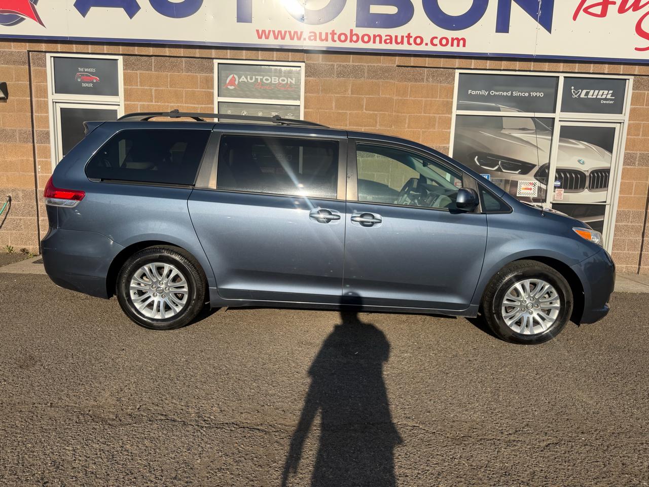 Toyota Sienna 5dr 7-Pass Van V6 XLE AAS FWD (Natl) 2014