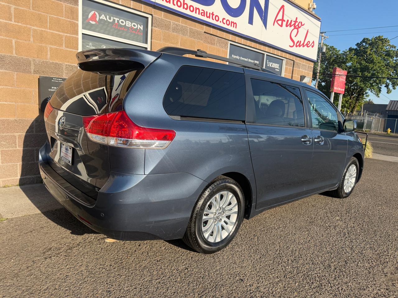 Toyota Sienna 5dr 7-Pass Van V6 XLE AAS FWD (Natl) 2014