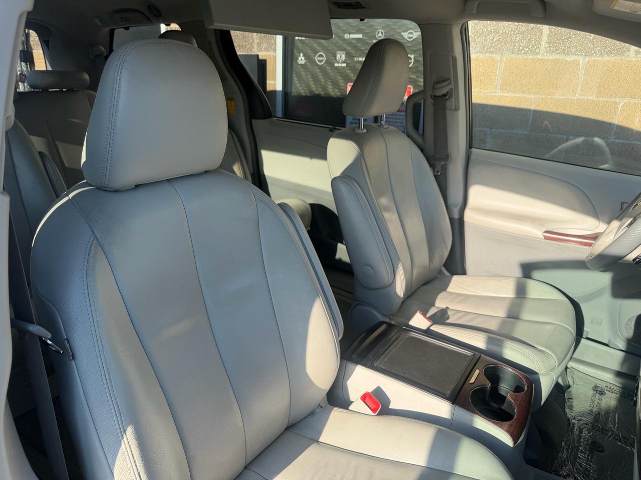 Toyota Sienna 5dr 7-Pass Van V6 XLE AAS FWD (Natl) 2014