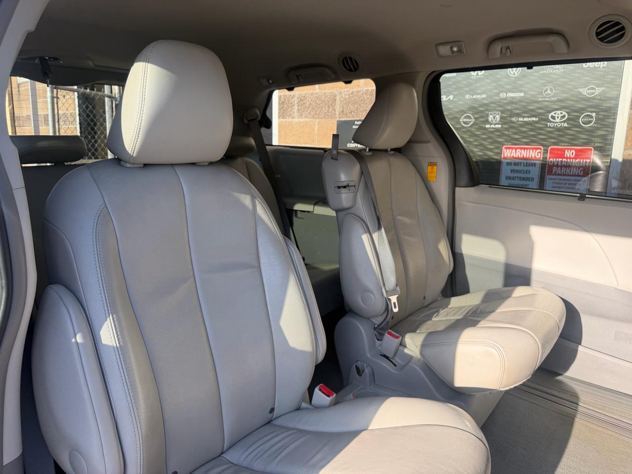 Toyota Sienna 5dr 7-Pass Van V6 XLE AAS FWD (Natl) 2014