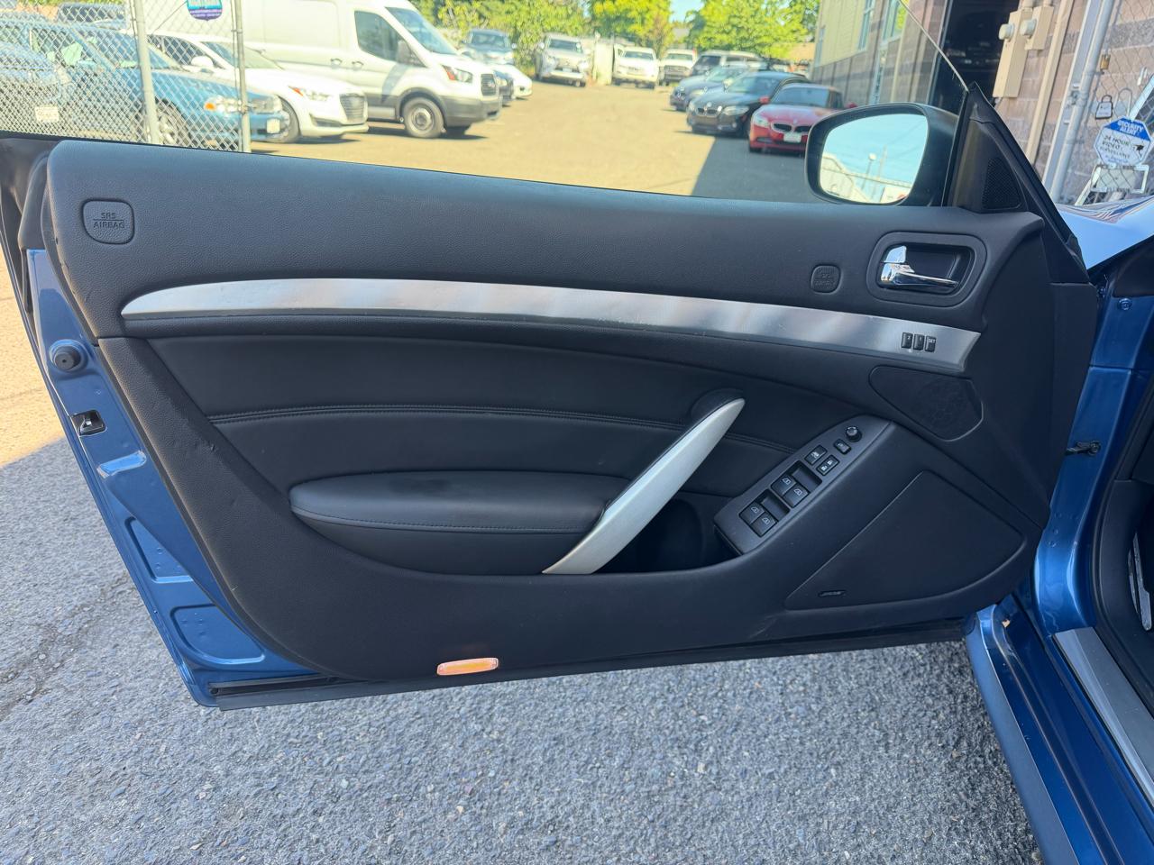 Infiniti G37 Convertible 2dr Sport 6MT 2011