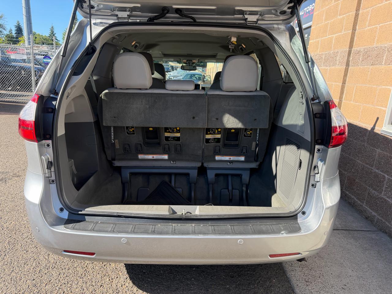 Toyota Sienna 5dr 7-Pass Van XLE Premium AWD (Natl) 2016