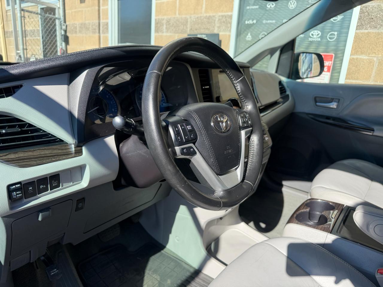 Toyota Sienna 5dr 7-Pass Van XLE Premium AWD (Natl) 2016