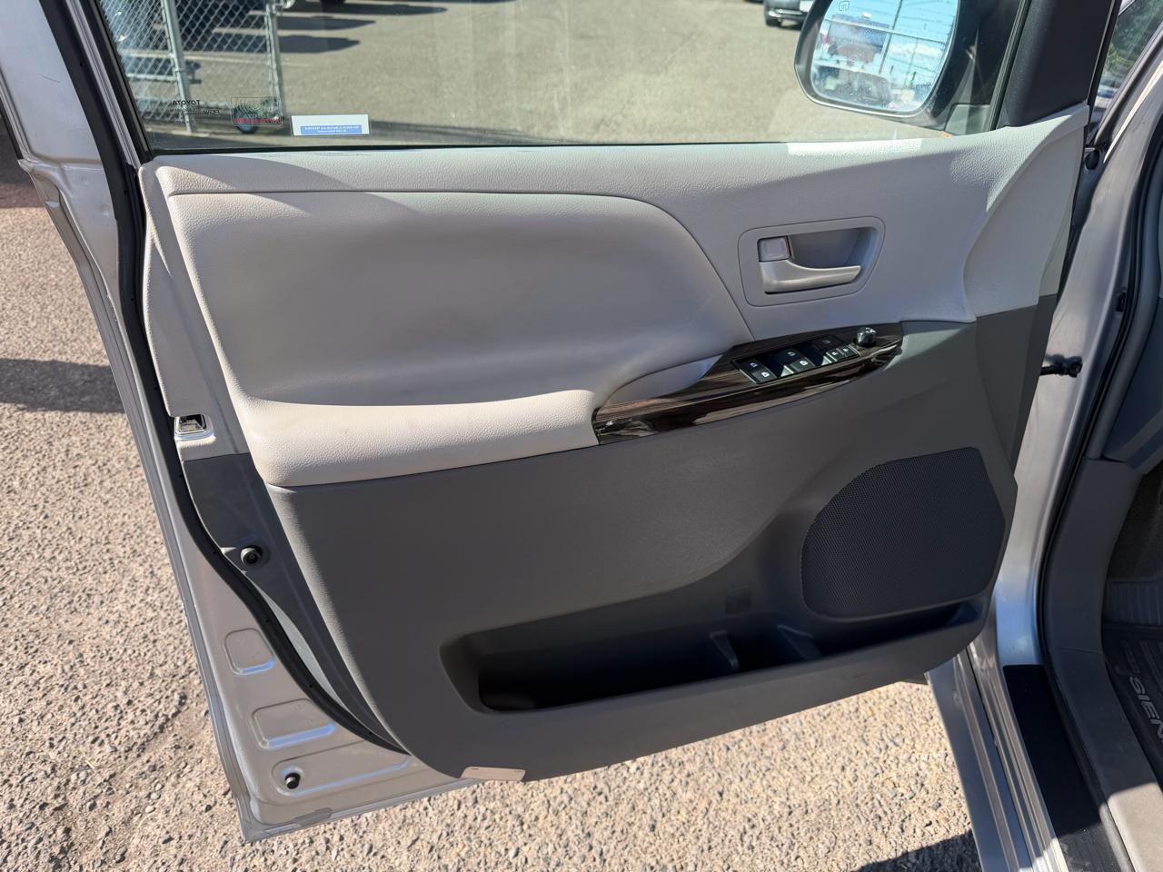 Toyota Sienna 5dr 7-Pass Van XLE Premium AWD (Natl) 2016